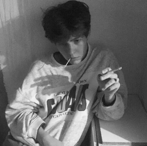 Напомни мне ту beautiful boys. Boys with cigarette.