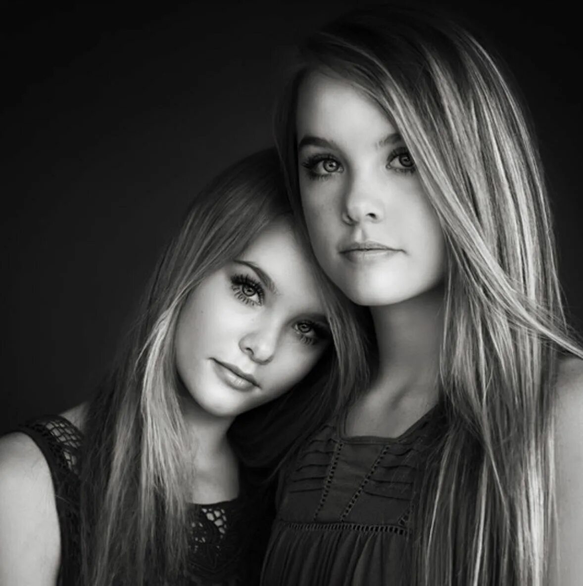 Две черные близняшки. Две девушки фотопортрет. Две подружки. Портрет две подружки. Две сестры.