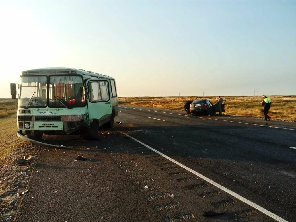 10 автобус астрахань. Авария трасса Волгоград Астрахань. Волгоград Астрахань автобус. Астраханский автобус. Аварии в Астраханской области на трассе.