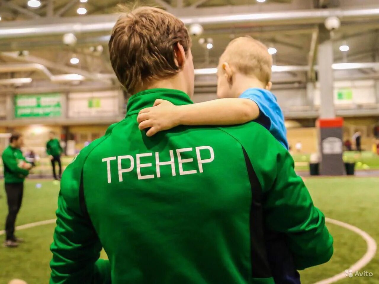 Вакансии детский тренер. Детский тренер. Тренер с детьми. Тренер картинка для детей. Футболика Самара тренер.