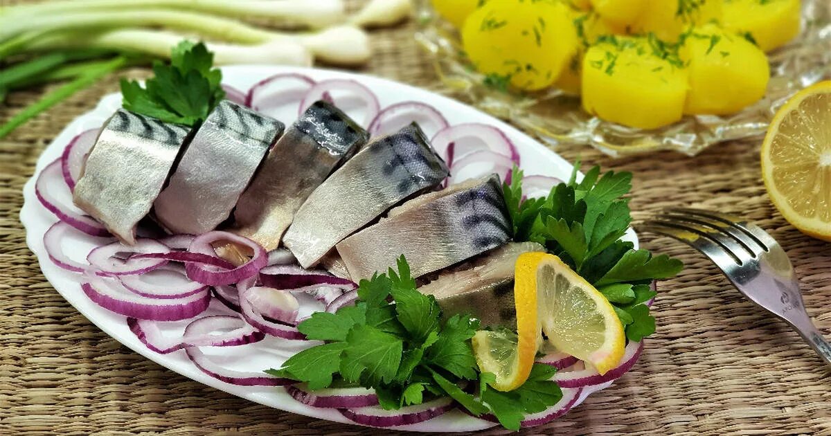 селедка в рассоле. вкусная сельдь домашнего посола. селёдка малосольная сельдь. скумбрия пряного посола. сельдь в рассоле.
