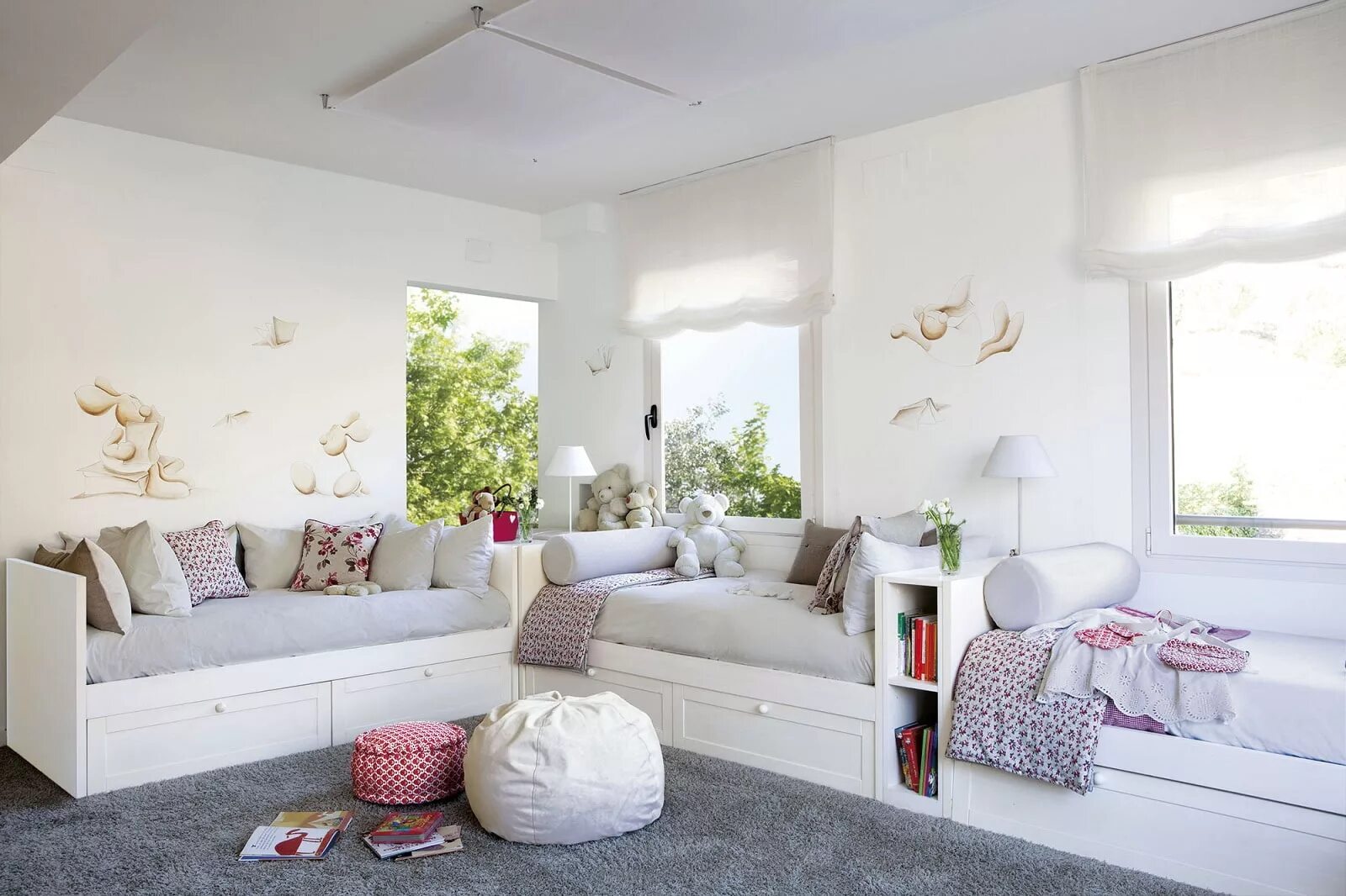 Красивая комната для двух девочек. Комната для троих девочек. Детская комната для девочки. Интерьер детской для трех девочек. Небольшая комната для двух девочек.