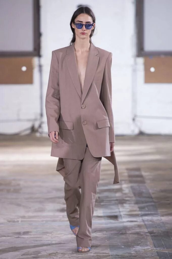 модные женские костюмы 2020. модный показ костюмы. коллекция труссарди осень зима 2020 -2021. костюм в клетку женский брючный. Prada зима 2020 2021.