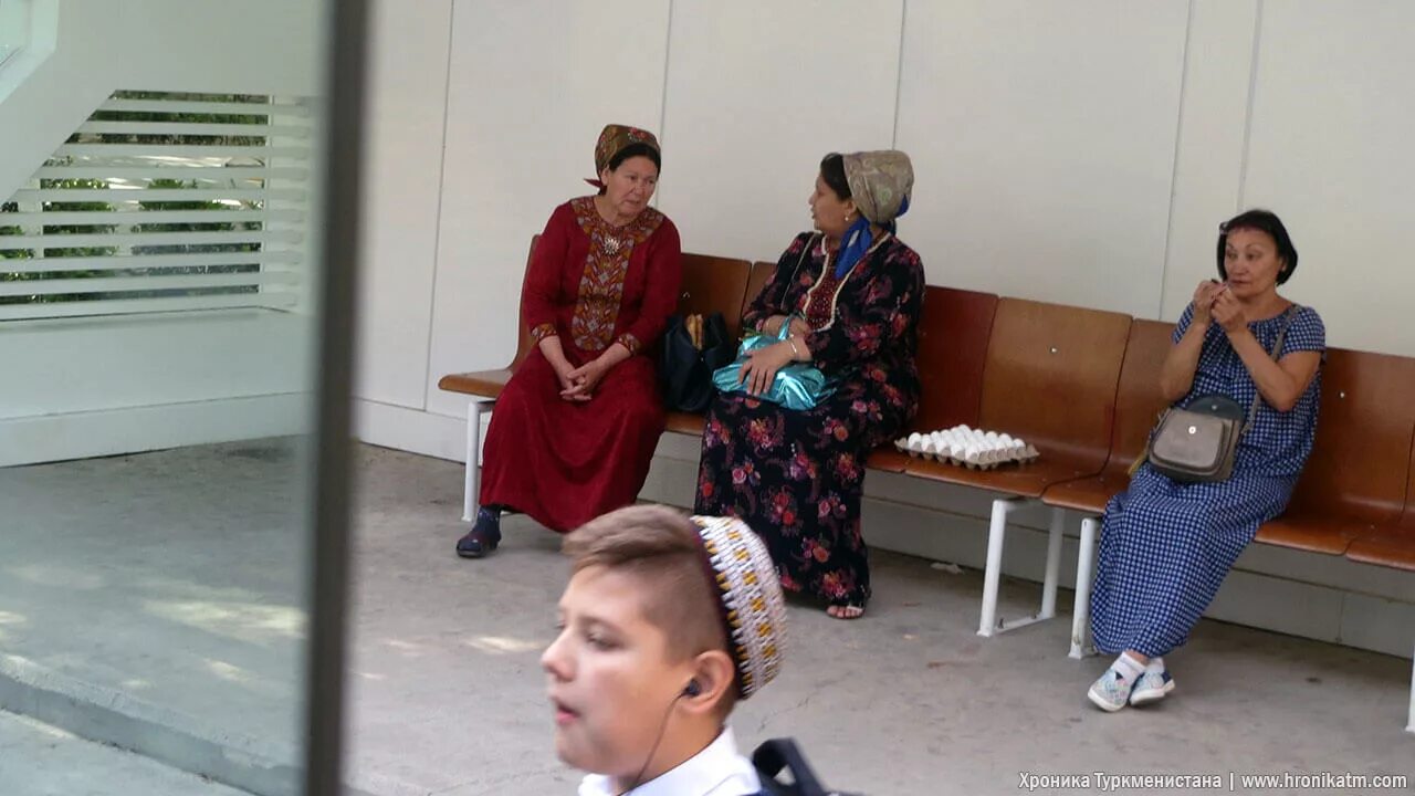 Хроника туркменистана сайт. Туркменистан люди. Ашхабад базар. Хроника туркменистана сайт. Бедный туркменистан.