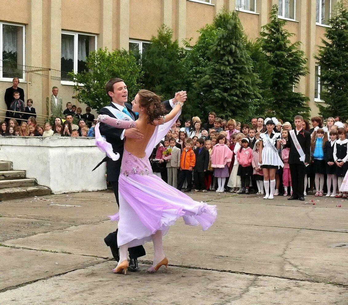 «Школьный бал» (пол Линч, 1980). Выпускной бал. Платье для вальса на выпускной в школу. Выпускной танец. Зажигательный танец на выпускной