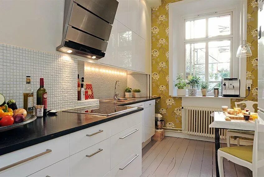 Обставить маленькую кухню. Маленькая узкая кухня. Обои на кухню дизайн интерьера. Увеличить кухню. Кухня совмещенная с балконом.