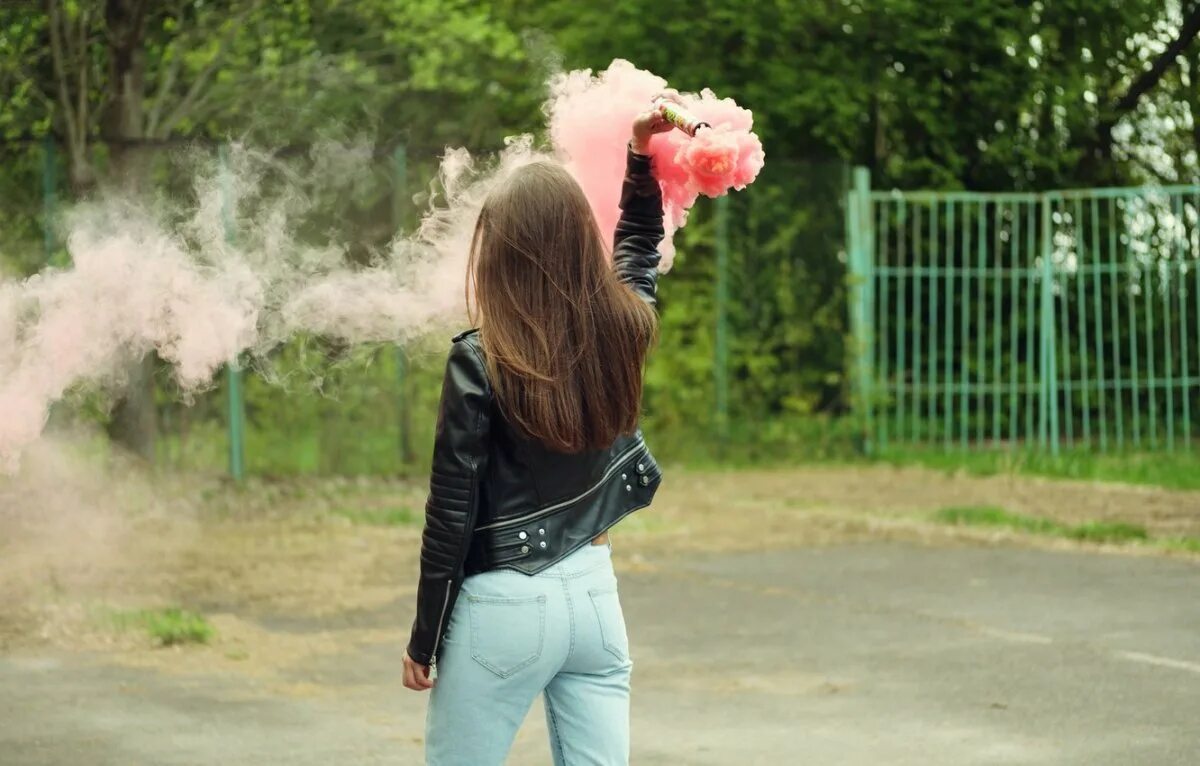 Юная глупая. Девушка в дыму. Крутая девушка. Девушка и дымовая шашка спиной. Фото девушки на аву.