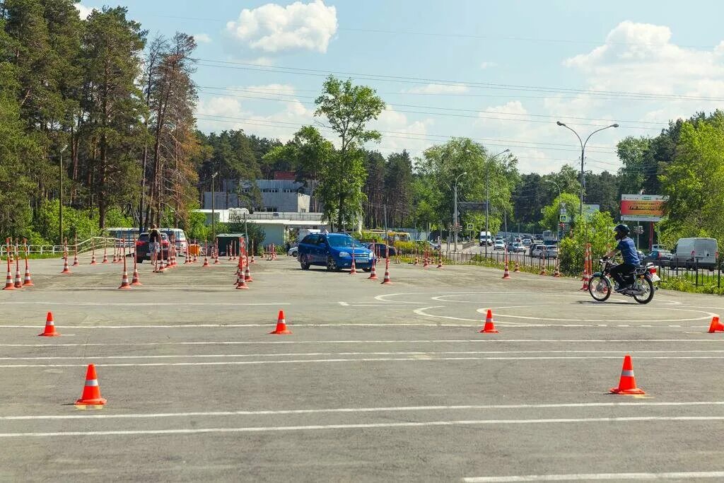 Свердловская автошкола Татищева 6. Автошкола на походной 84 в Екатеринбурге. Свердловская автошкола, Екатеринбург, улица Щорса, 29. Автодром на походной. Екатеринбург категория б