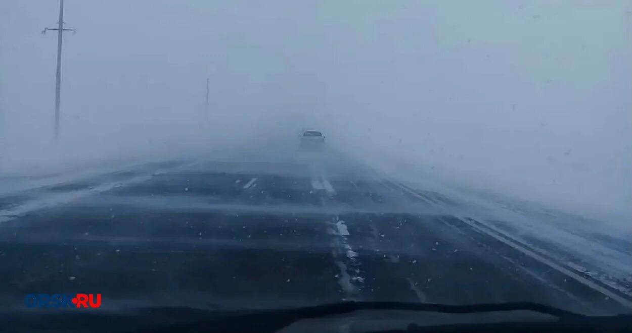 Метель в челябинской области. Метель в смоленске. Дороги в казахстане зимой. Плохая видимость на трассе. Вести алтай сегодняшний выпуск барнаул.