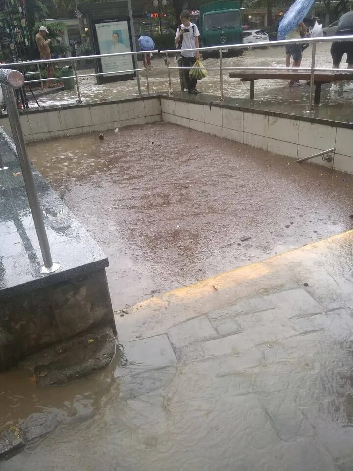 Ливневая система в токио. Ялта затопило переход. Сели природные катастрофы. Наводнение в киеве. Сейсмогенные оползни.