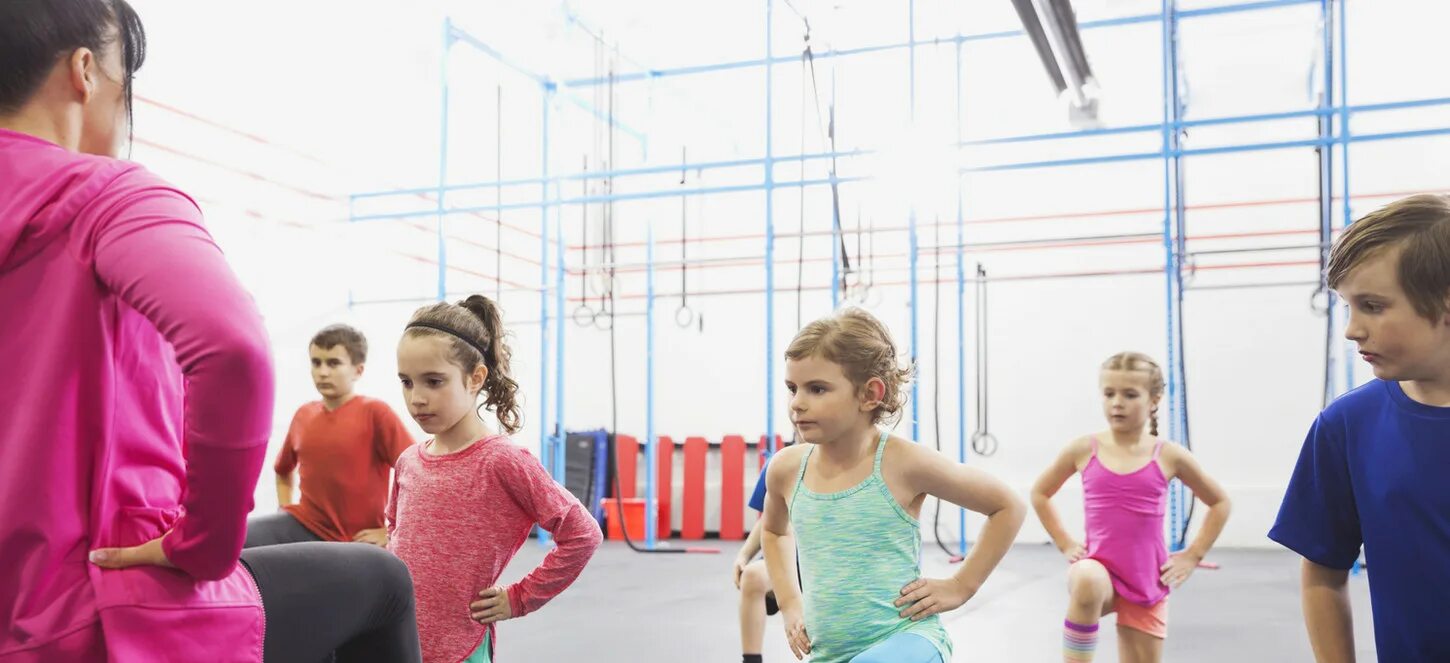 Дети идут на тренировку. Фитнес дети. Аэробика для детей. Детские тренировки. Дети в спортивном зале.