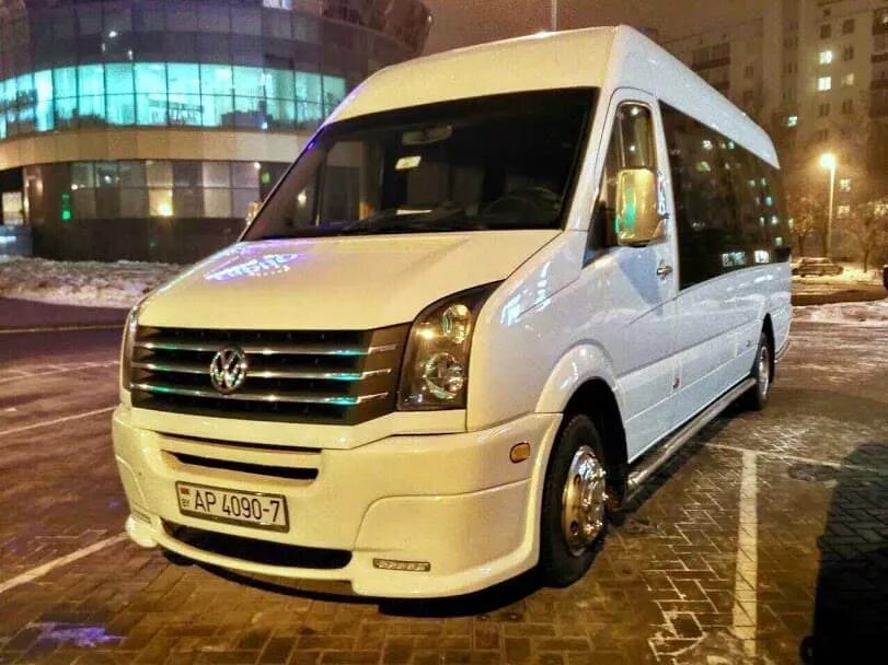 Микроавтобус Volkswagen Crafter. Фольксваген Крафтер белый. Volkswagen Crafter белый. Volkswagen Crafter 18 мест.