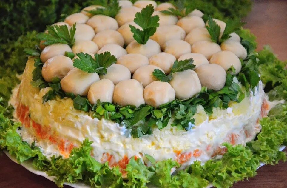 Грибная поляна салат с опятами и курицей. Слоеный салат грибная Поляна. Грибная Поляна Лесная Поляна. Салат Лесная Полянка с опятами. Салат перевертыш грибная Поляна.