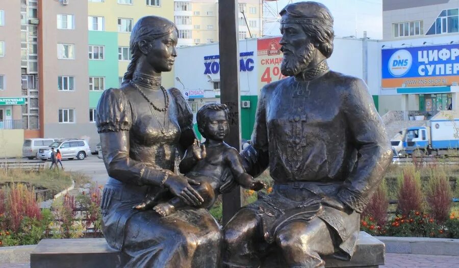 Памятник семену дежневу. Памятник семену дежневу и абакаяде. памятник дежнева в якутске. памятник дежневу и абакаяде якутск.