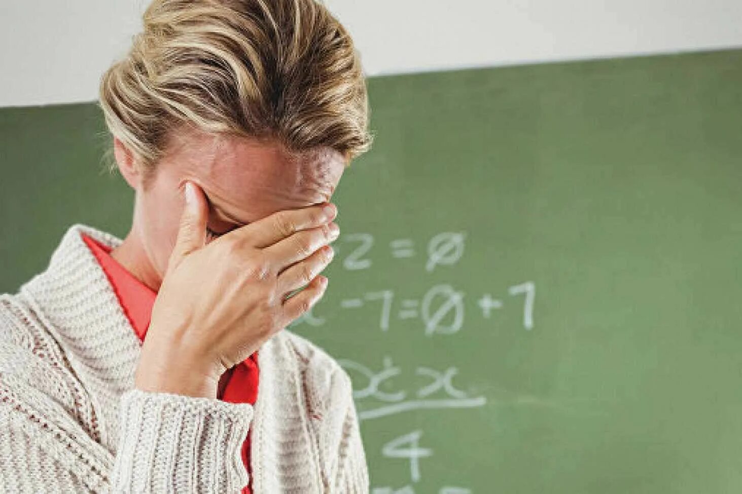 Классный руководитель в школе. Современный педагог. Учителя получают меньше чем. Пожилой учитель. Учителя получают меньше чем.