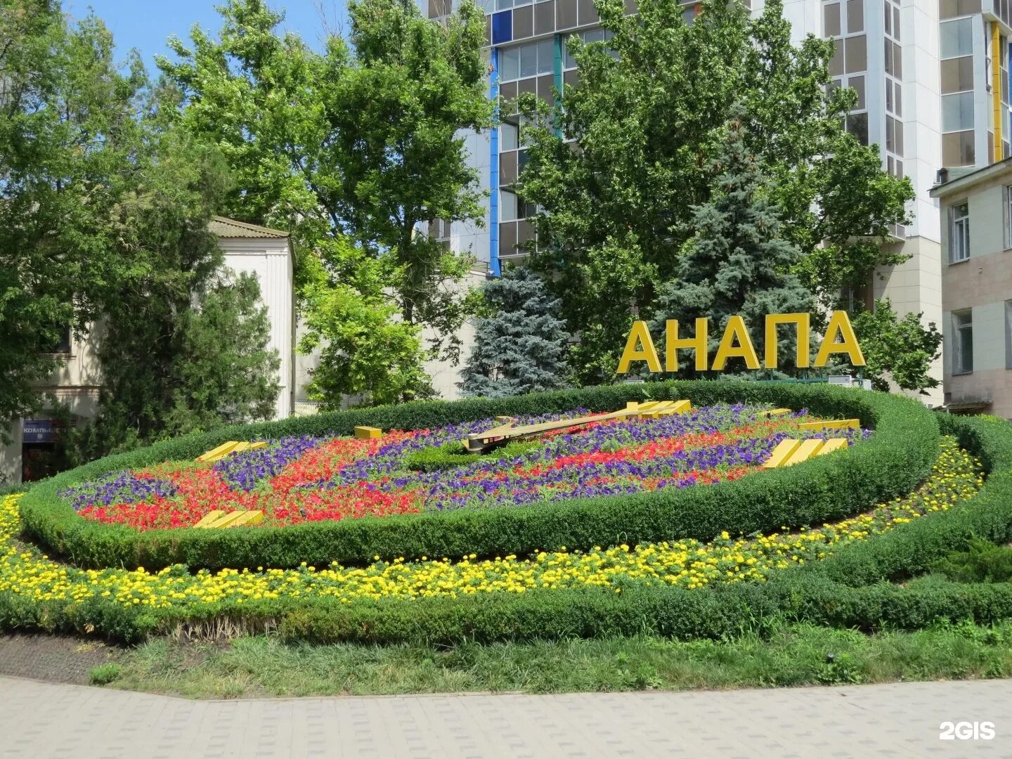 Анапа цветочные часы фото За тень платить 200 рублей: что творится на курортах Анапы, Сочи и
