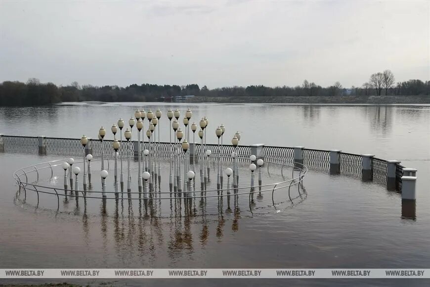 Уровень воды смоленск сож. Река СОЖ Гомель парк. Гомель парк набережная. Набережная Сожа в Гомеле. Гомель набережная реки СОЖ сегодня.