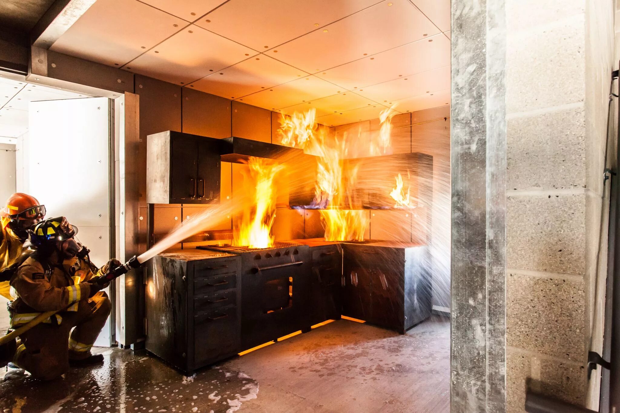 Пожар в квартире. Комната в огне. Огонь в квартире. Огонь на кухне.