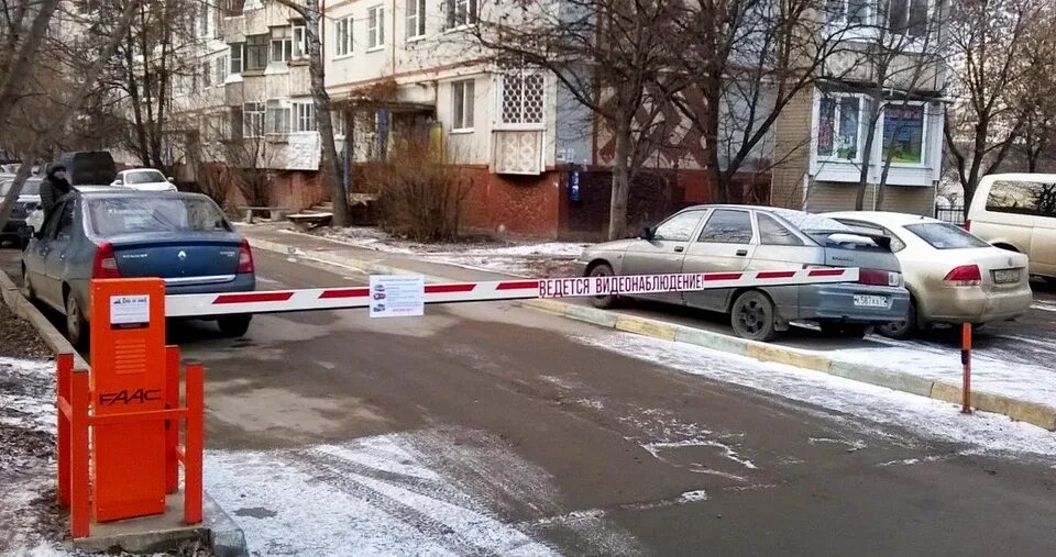 Против шлагбаума во дворе. Шлагбаум. шлагбаум во дворе. парковка шлагбаум во дворе. шлагбаум зимой.