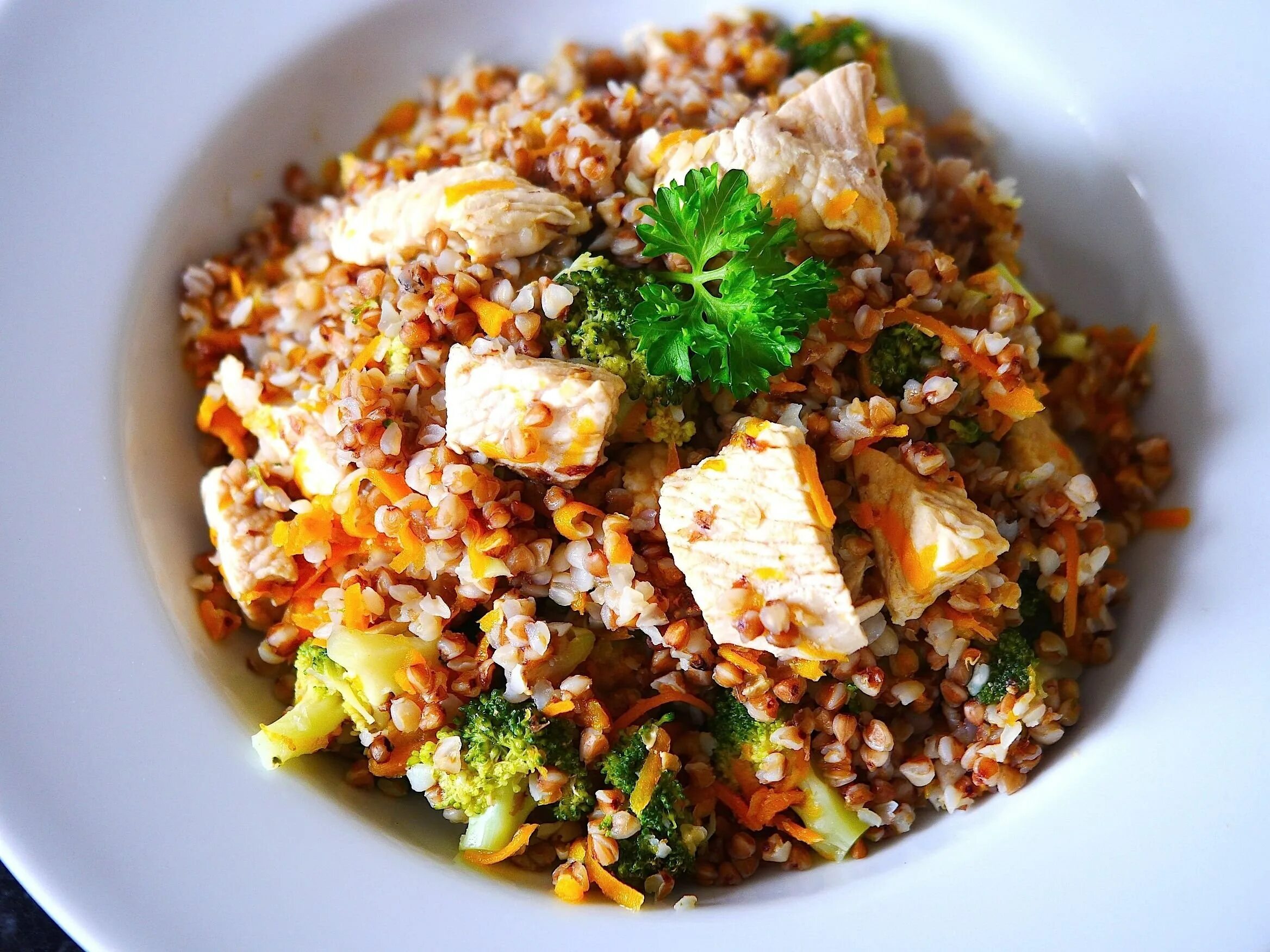 Гречка по-купечески в горшочках. Куриная грудка с гречкой. Гречка с овощами. Гречневая каша по-купечески. Гречка по-купечески с тушенкой.