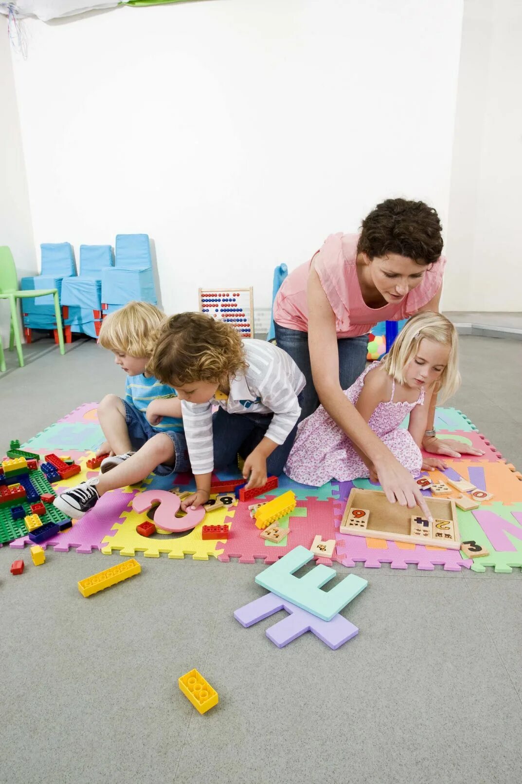 Kindergarten activity. Педагог и дети. Дети бегут в садик. Kindergarten activity. Kindergarten activity.