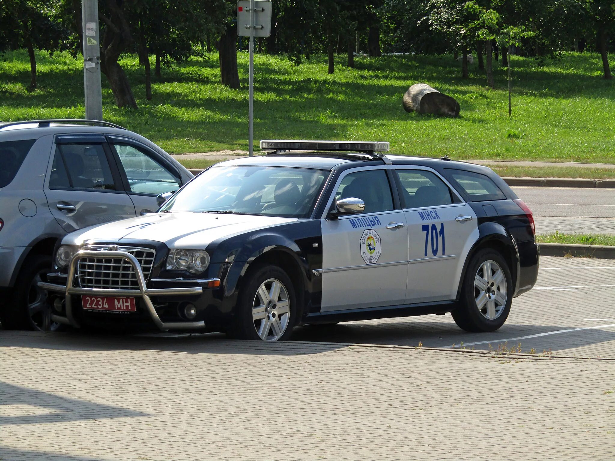 Автомобили беларусь. Chrysler 300c Police. Крайслер 300с Лукашенко. Крайслер 300c Police Touring. Chrysler 300c ДПС.