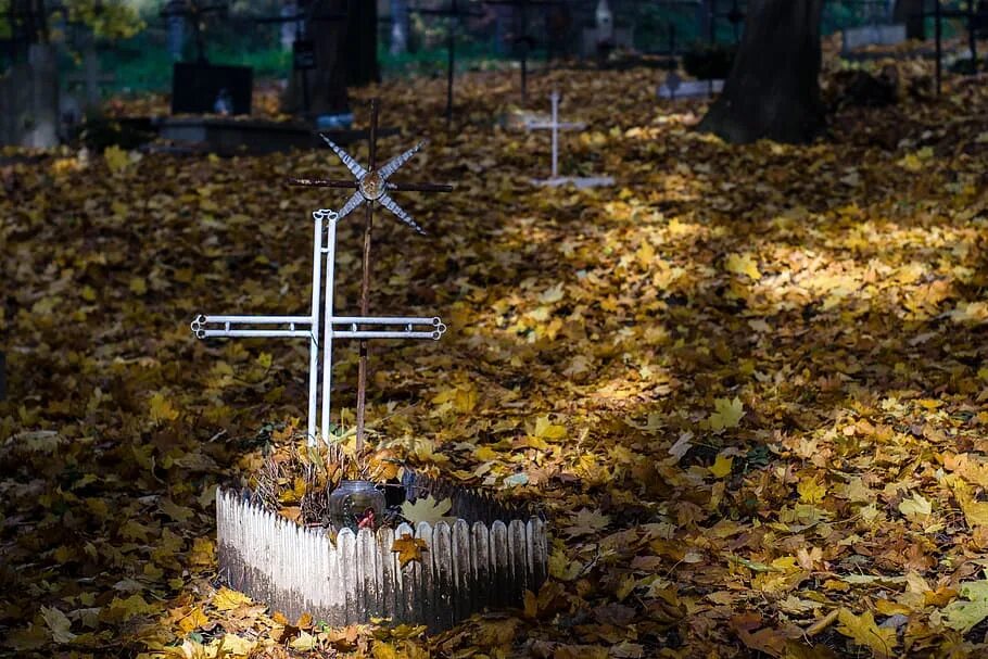 Крест на кладбище. Детский крест на могилу. Крест на детскую могилку. Детские могилки на кладбище.