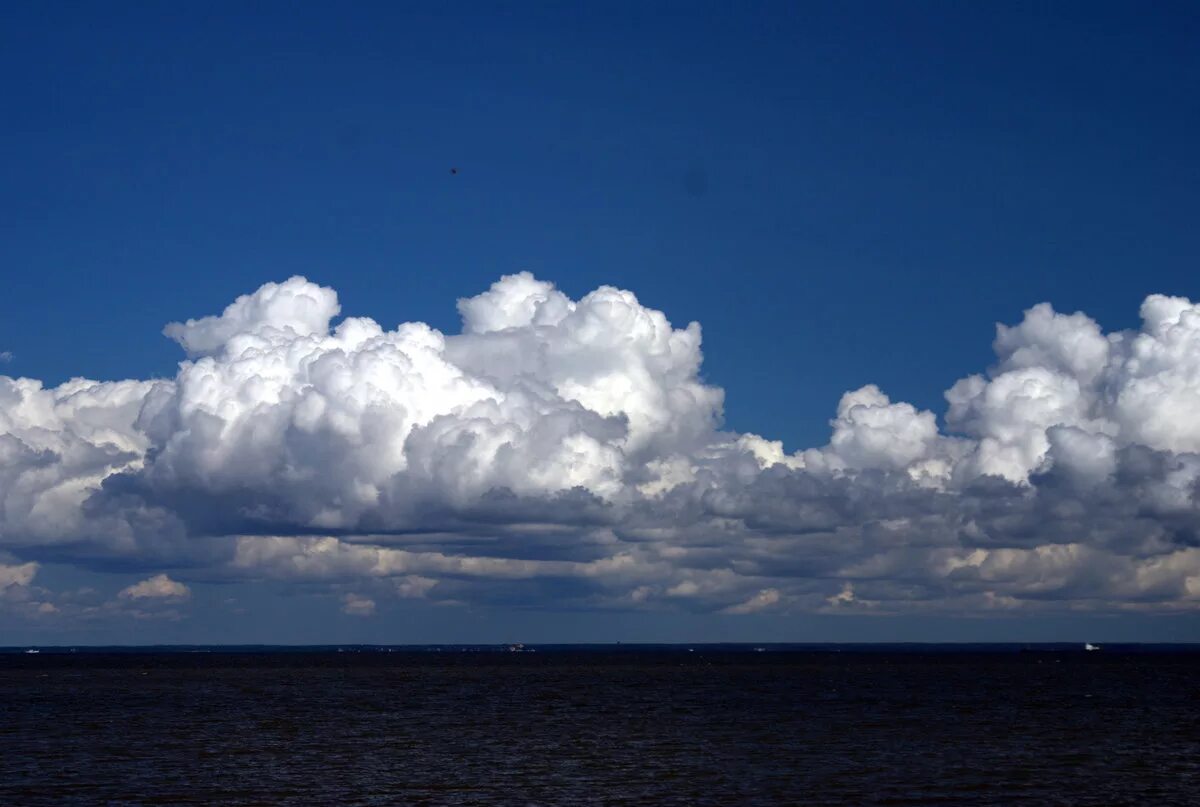 Облака над водой. Облака в воде. Красивое отражение кучевых облаков в море. Кучевые облака над морем.