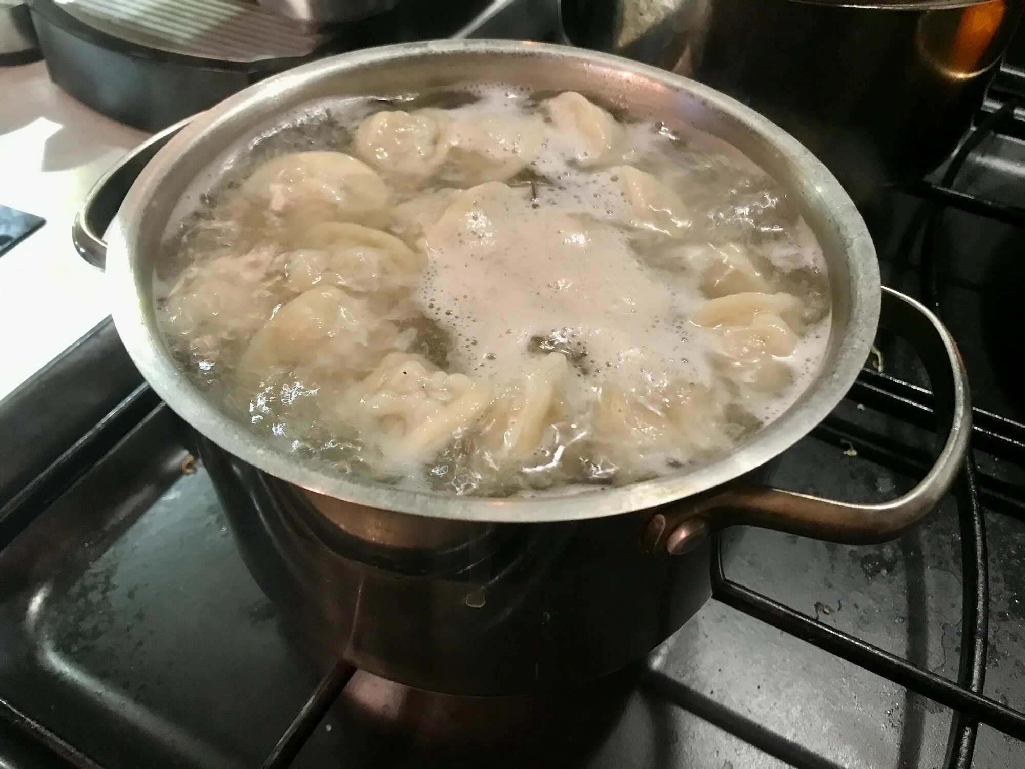 Варка пельменей. Пельмени в кастрюле. Сколько варятся домашние. Пельмени в кастрюле. Сколько варятся домашние.