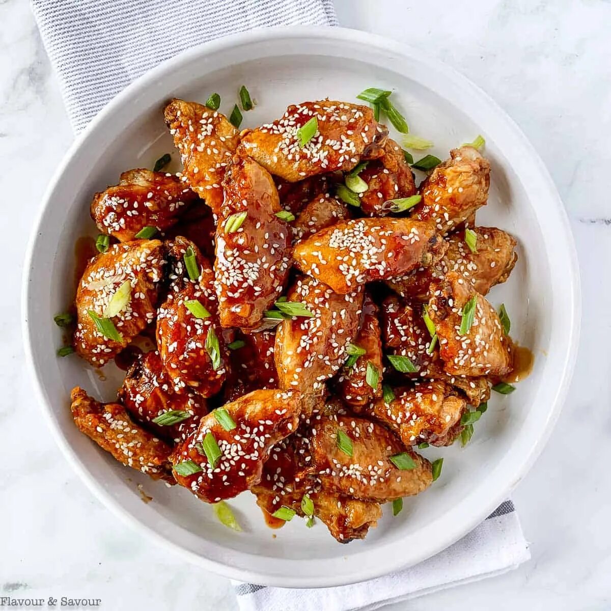 Куриные ножки терияки. Teriyaki chicken wings. крылья терияки вид сверху. веганская курица в соусе терияки. бедра в соусе терияки на сковороде.