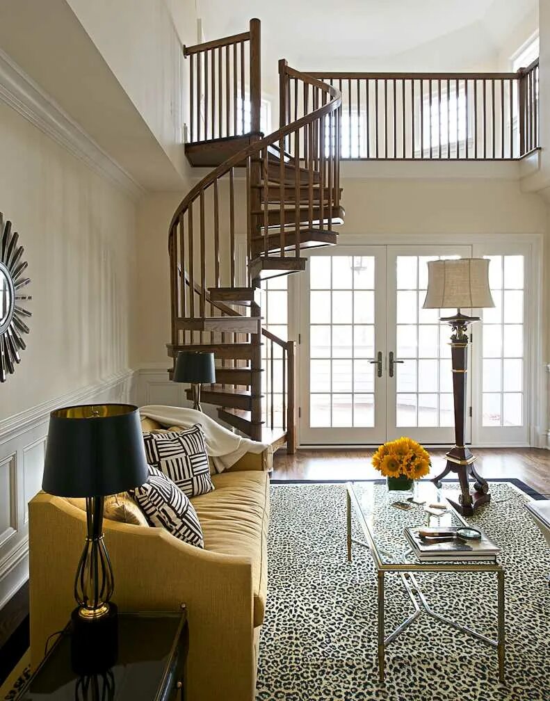 Комната второго света. Гостиные с лестницей. Лестница в интерьере. Гостиная с винтовой лестницей. Красивые лестницы в загородных домах.