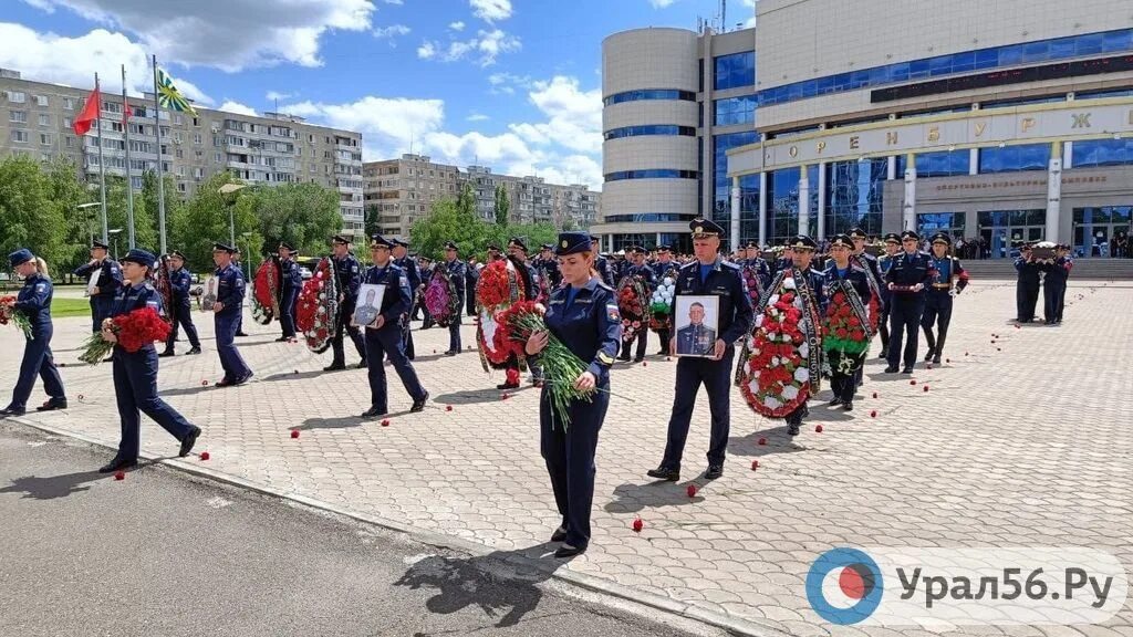 Похороны экипажа ил 76 тверь. Прощание с экипажем ил 76 в Оренбурге. Похороны летчиков в Оренбурге. Оренбург прощание с экипажем. Церемония прощания с летчиками.