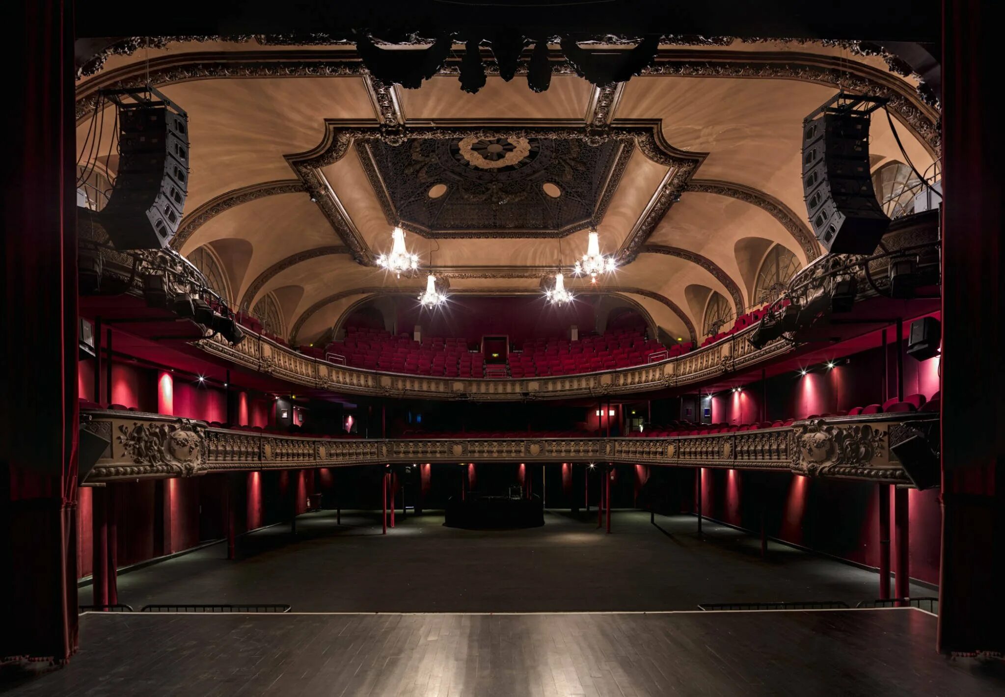 Theater pet. Сцена Мариинского театра зал. Лондон зал театра Савой. Вид со сцены театра. Зрительный зал в театре.