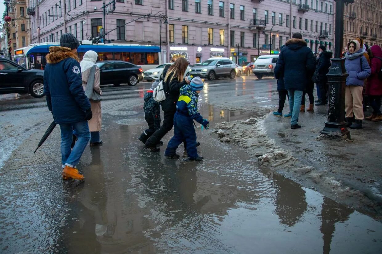 Когда придет тепло в спб 2024. Снежные завалы на дорогах. Мокрый снег Питер. Циклон Петербург. Оттепель в Санкт-Петербурге.