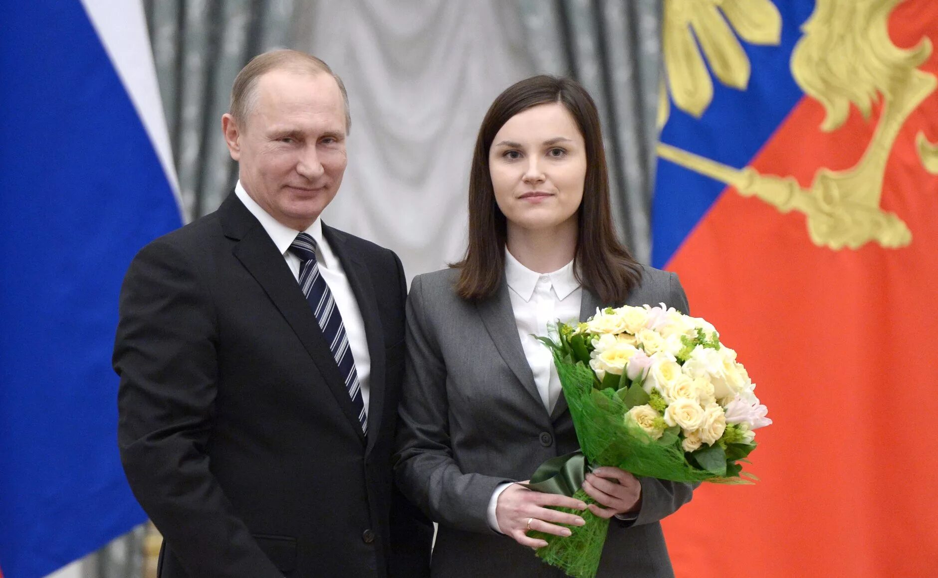 Женщина рядом с путиным. Встреча президента с матерями. Женщина с видео с путиным. Женщина с видео с путиным. Женщина с видео с путиным.