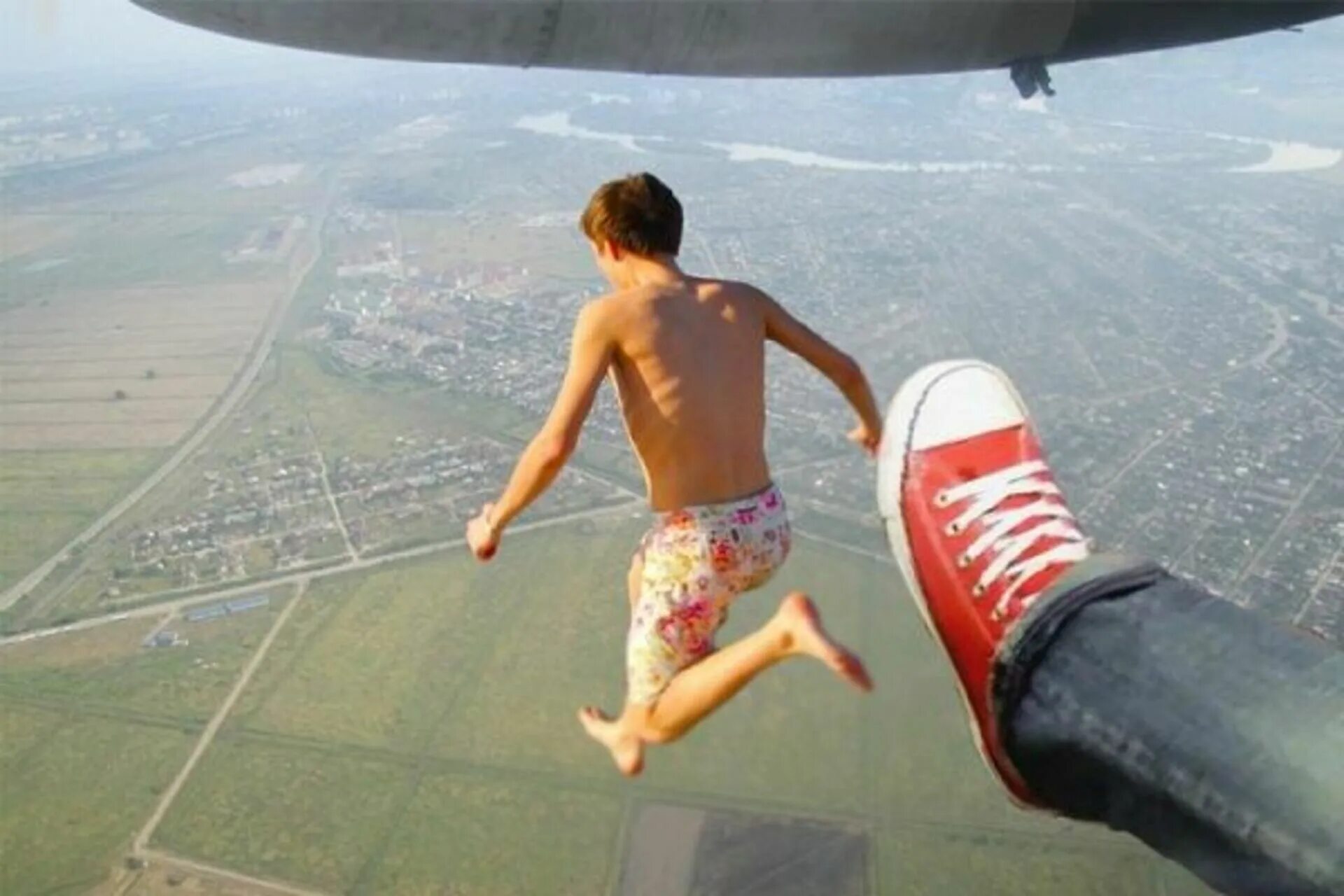 Прыжок из самолета. Мужик прыгает с самолета. Пинком из самолета. Прыжок без парашюта.