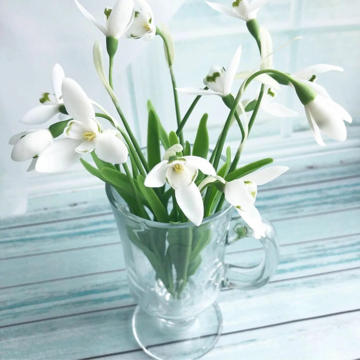 весенние подснежники. мк подснежник. подснежники в стакане на окне. подснежники златоуст. утро подснежники.