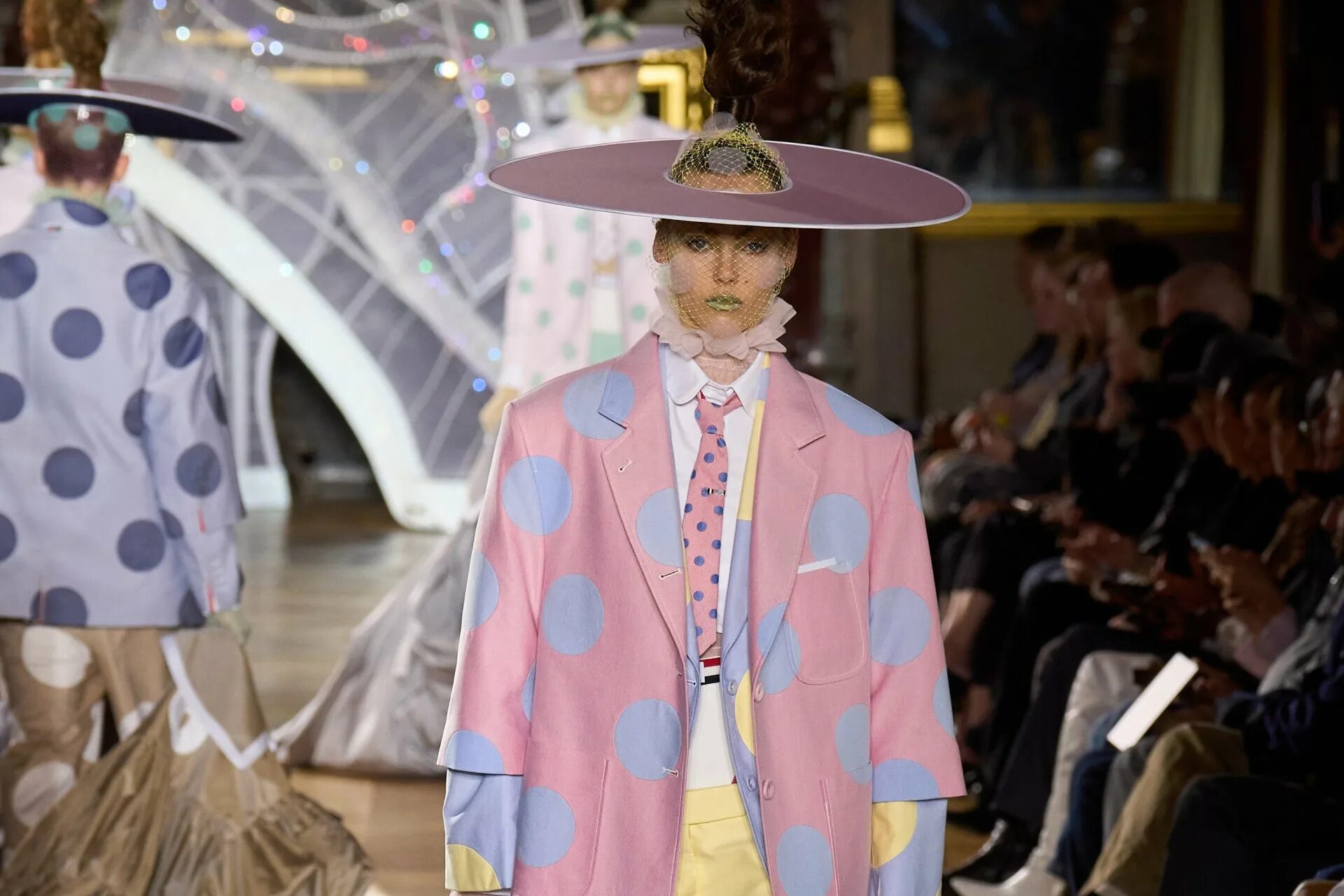 Показ мод 2025 ведущих. Показ мод 2025. показ мод 2025 в хорошем качестве. thom browne 2025 skirt.
