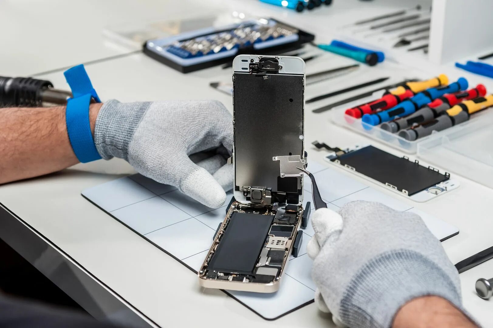 Ремонт iphone ipad. Ремонт iphone ipad. Ремонт iphone ipad. Планшет сломался. Починка смартфона.