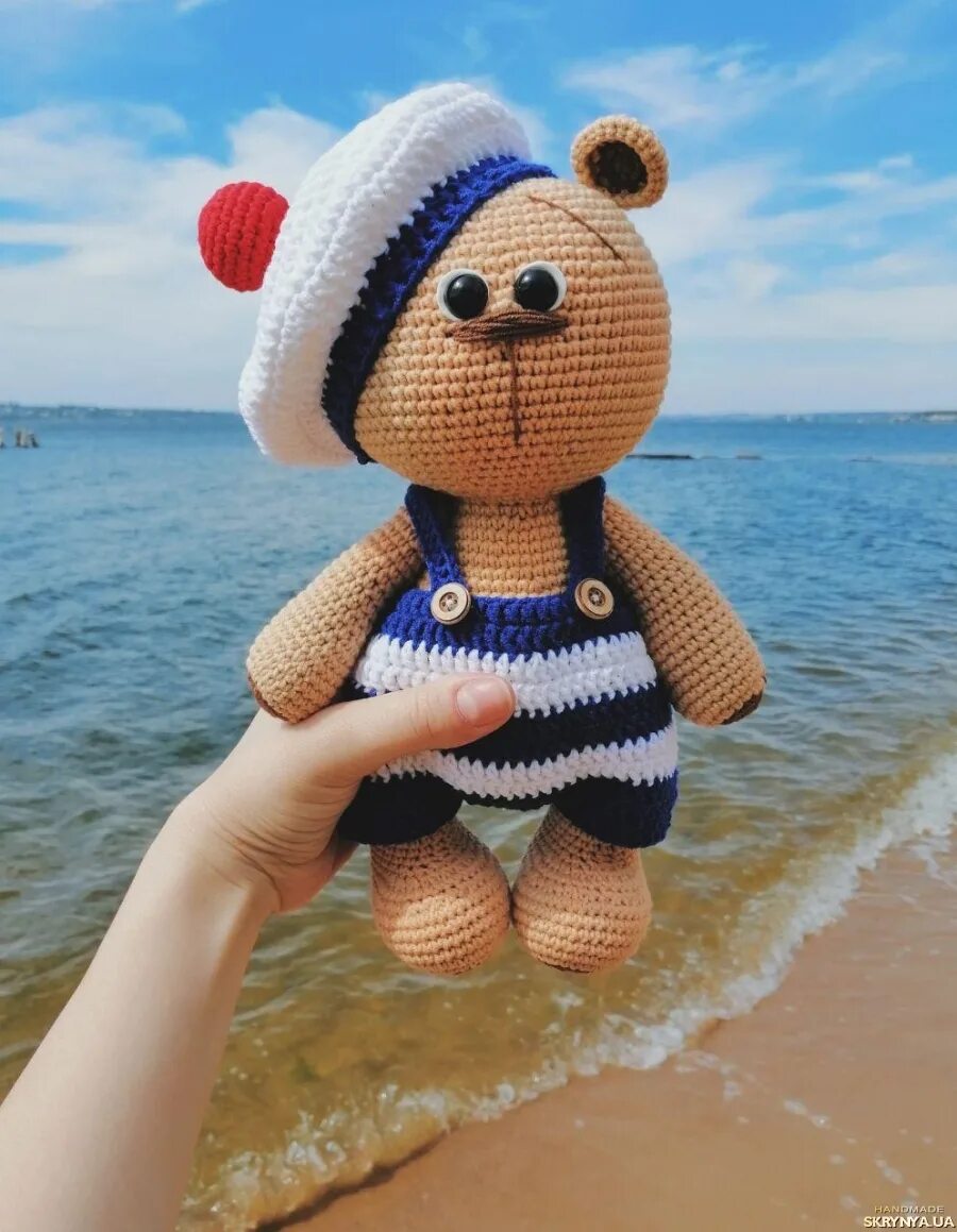 Вязаная игрушка моряк. Игрушка моряк крючком. Вязаная кукла морячка. Морячок игрушка. Моряк крючком мастер класс.