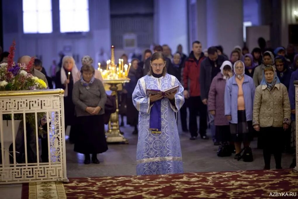 Оглашенные в православии это. Чтение Евангелия на литургии оглашенных. Великая ектения литургия в храме. Великая ектения литургия оглашенных. Чтение апостола в храме.