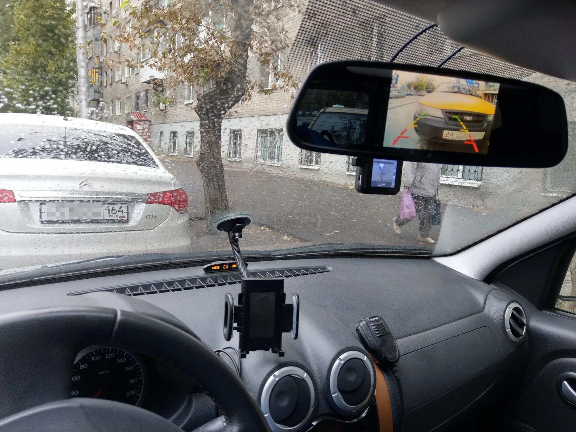 Видеорегистратор для таксистов. Видеорегистратор lada largus. видеорегистратор заднего вида ларгус. lada granta видеорегистратор крепление. ларгус камера радар.
