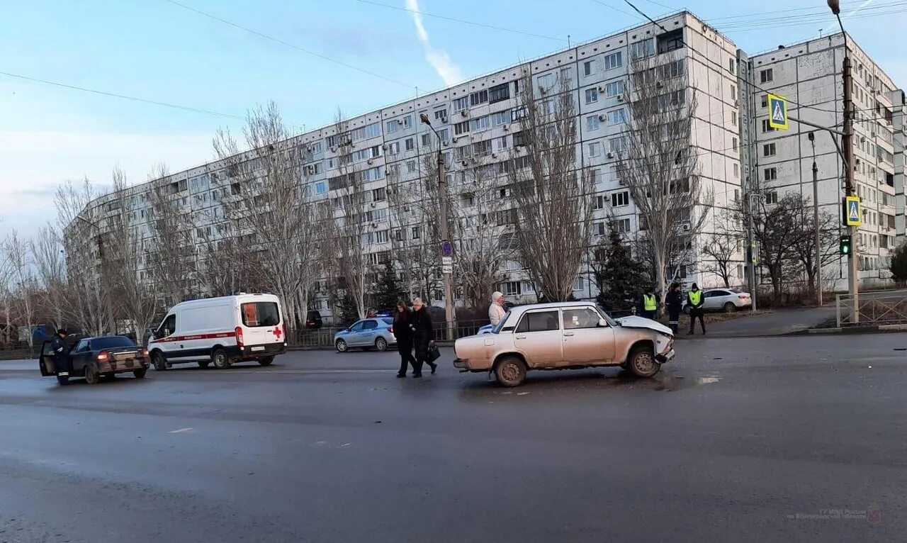 6 января 2023 г. Происшествия в городе Волжский. Авария на Карбышева Волжский. ДТП Волжский Волгоградской области. Новости Волжского Волгоградской области.