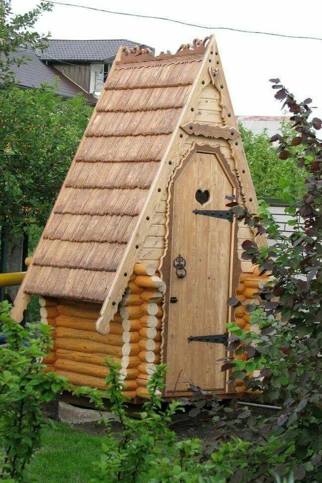 Уличный туалет своими руками из дерева. Уличный туалет для дачи. Туалет деревянный для дачи. Красивый туалет на даче. Туалет уличный деревянный.