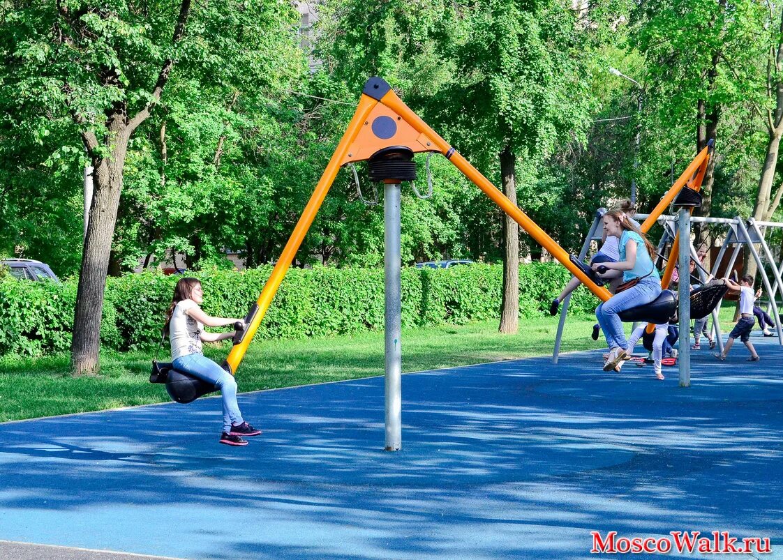 парк горького качели зона. детские площадки уличные. большие качели в москве в парке горького. парк юности великий новгород. взрослая детская площадка.