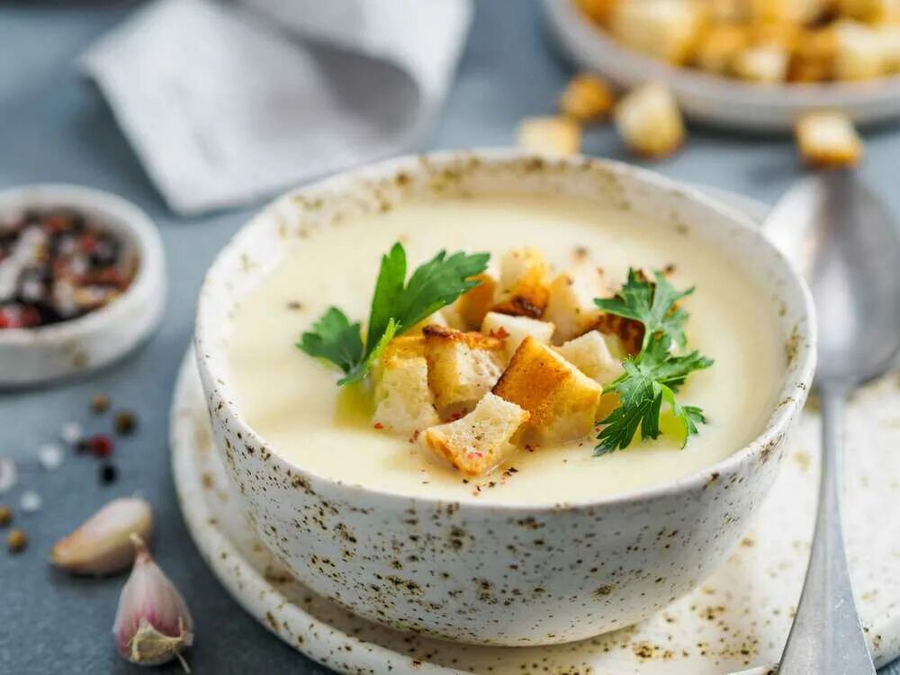 Суп пюре картошка курица. Сырный суп пюре. сырный крем суп. картофельный крем суп. картофельно-сливочный суп.