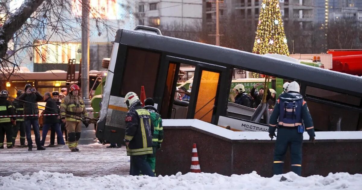 Авария на Славянском бульваре. Славянский бульвар (Москва) автобус. Автобус Славянский бульвар авария. Толпа на Славянском бульваре. Туту славянский бульвар