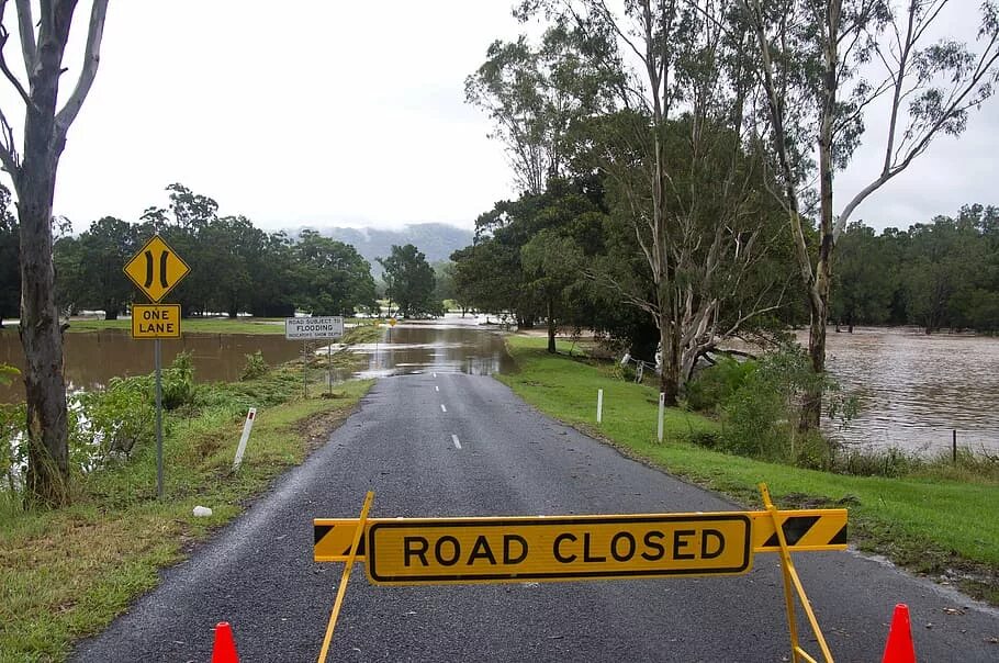 Дорожный знак наводнение. Закрытие дороги. Дорога закрыта. Знак затопило дорогу.