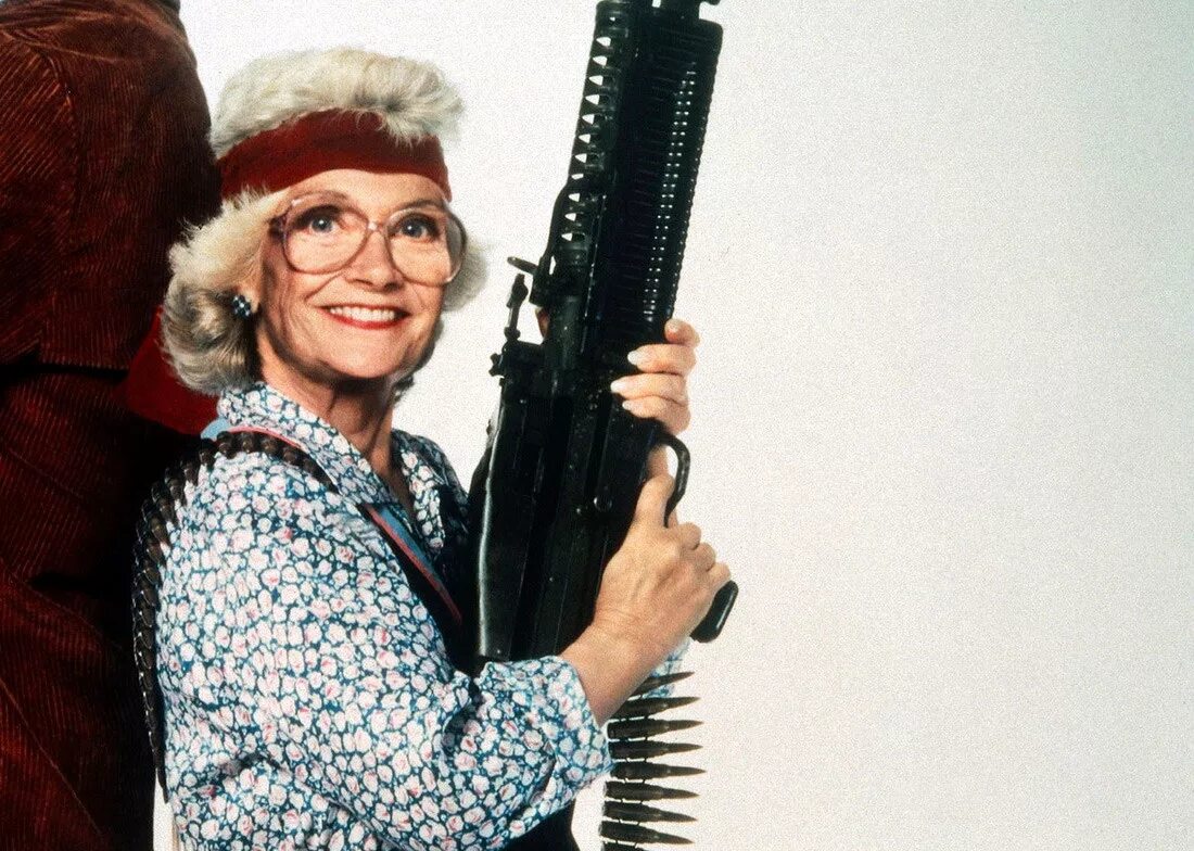 Бабуля с ружьем. Бабулька с автоматом. Старушка с оружием. Бабушка с пистолетом.