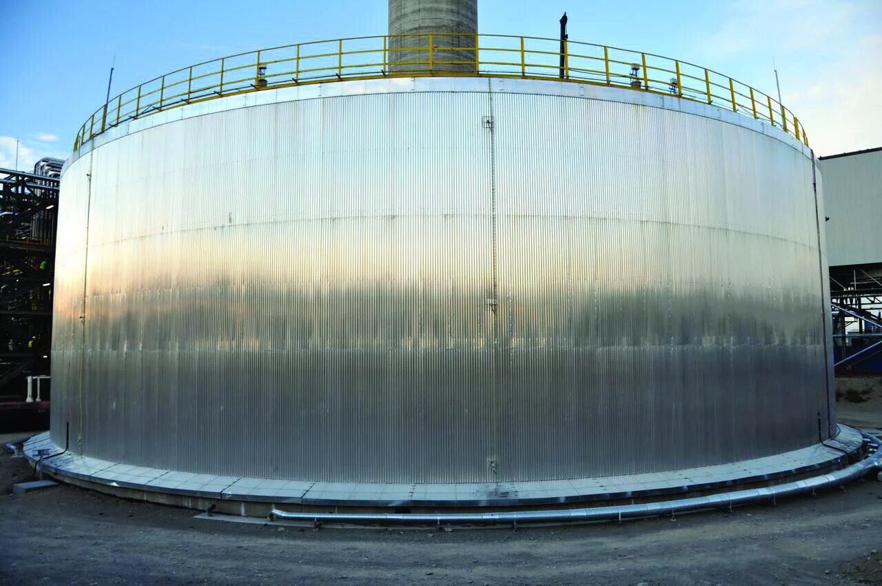 Heat storage. Thermal energy storage. электростанция цистерны. огромное водохранилище для хранение энергии. heat storage tank.